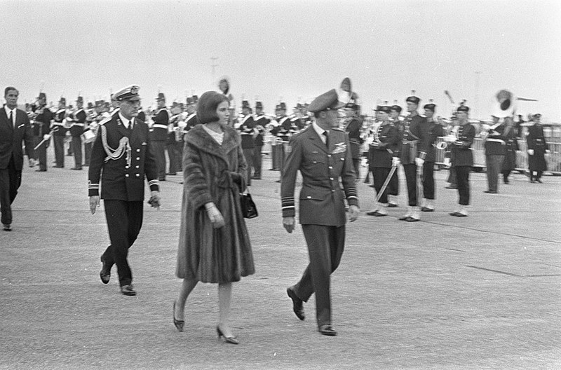 File:Aankomst Grieks Koninklijk paar op Schiphol, prins Bernhard begeleidt Koningin A, Bestanddeelnr 918-8593.jpg