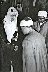 Faisal shaking hands with an Egyptian Quran reciter, Imam Abdul Basit 'Abd us-Samad