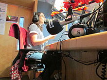 Absolute Radio - Annabel Pelabuhan di Geoff Lloyd Hometime Show.JPG