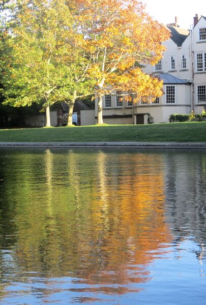 File:Adlewyrchiadau ym Mharc Eirias - Reflections in Eirias Park - geograph.org.uk - 5940568.jpg