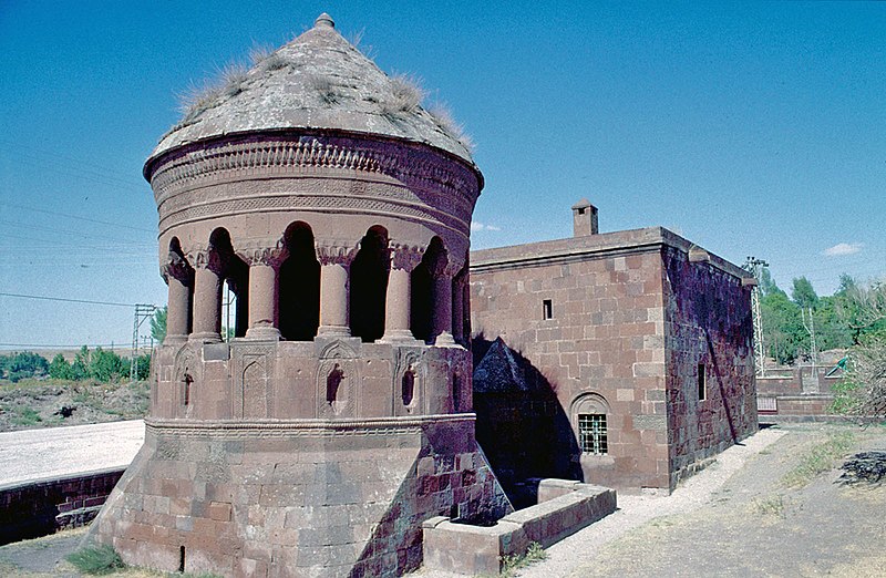 File:Ahlat Bayindir kümbet and mosque.jpg