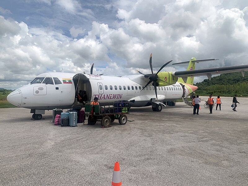 File:Air Thanlwin ATR-72 XY-AJN at Mawlamyine Airport.jpg