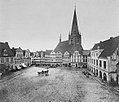 Um 1868: Marktplatz (später Alter Markt) mit dem Alten Rathaus (rechts)