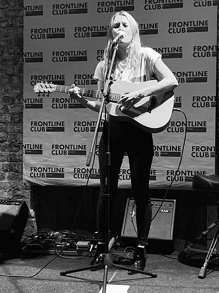 File:Amy Odell performing at The Frontline Club.jpg