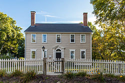 Angell-Ballou House Smithfield майданы 2013.jpg