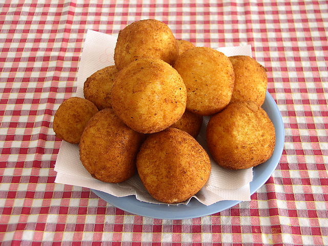 Arancine siciliane al ragù - ricetta originale a mano e con arancinotto