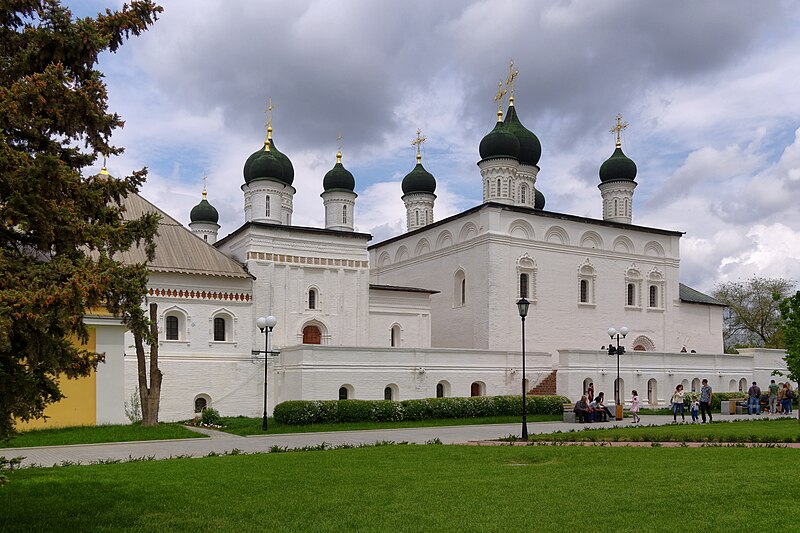 File:Astrakhan Kremlin Trinity Cathedral with the churches of the Presentation of the Lord and the Introduction in Virgin Mary Church P5090822 2200.jpg