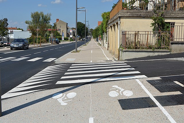 Avenue Poincaré (Vichy) - Piste cyclable interrompue par un passage piétons, croisement rue des Jardins, vers le nord 2022-08-28