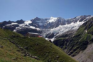 Bäregghütte with the Gross Fiescherhorn and the Lower Grindelwald Glacier in the background