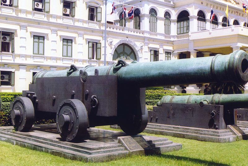 File:Bangkok Ministry of Defence Cannon.jpg