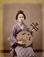 Raimund von Stillfried: Japonská dívka hrající na gekin, asi 1890