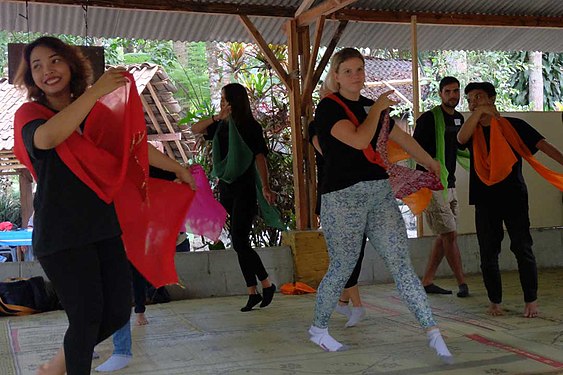 kelas menari ini diselenggarakan di Desa Wisata di Sleman, tampak dalam poto beberapa mahasiswa MMUGM , termasuk mahasiswa dari mancanegara