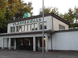 Berlin - S-Bahnhof Plänterwald (7714055806) .jpg