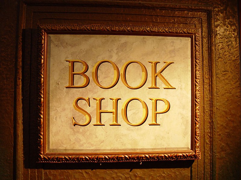 File:Book shop sign at the Lincoln Memorial.jpg