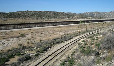 Porção de fronteira perto de Jacumba, Califórnia, em 2009, com segurança reforçada