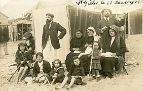 Famille en villégiature sur la plage.