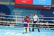 Deutsch: Boxen bei den Olympischen Jugendspielen 2018 Tag 12, 18. Oktober 2018 - Finale Fliegengewicht Mädchen – Martina La Piana (Italien, blau) schlägt Adijat Gbadamosi (Nigeria, rot) 5-0; Ringrichter ist James Beckles (Trinidad und Tobago). English: Boxing at the 2018 Summer Youth Olympics on 18 October 2018 – Girl's flyweight Gold Medal Bout - Martina La Piana (Italy, blue) beats Adijat Gbadamosi (Nigeria, red) 5-0; Referee is James Beckles (Trinidad and Tobago). Español: Boxeo en los Juegos Olímpicos Juveniles de Verano de 2018 en 18 de octubre de 2018 - Combate a medalla de oro de peso mosca para mujeres: Martina La Piana (Italia, azul) le gana a Adijat Gbadamosi (Nigeria, roja) 5-0; El árbitro es James Beckles (Trinidad y Tobago).