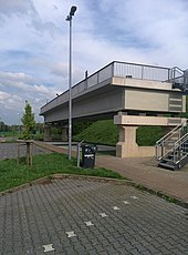 Spannbetonbrücke an ihrem neuen Standort auf dem Parkplatz der Raststätte Vellern