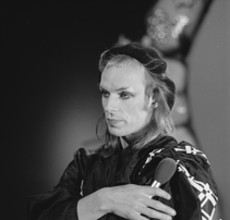 https://upload.wikimedia.org/wikipedia/commons/thumb/e/ee/Brian_Eno_-_TopPop_1974_06.png/211px-Brian_Eno_-_TopPop_1974_06.png