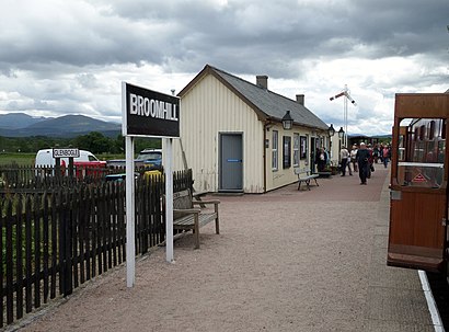 How to get to Broomhill Railway Station with public transport- About the place