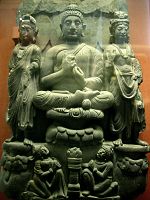 Tríada amb Buda del període Kuixan.