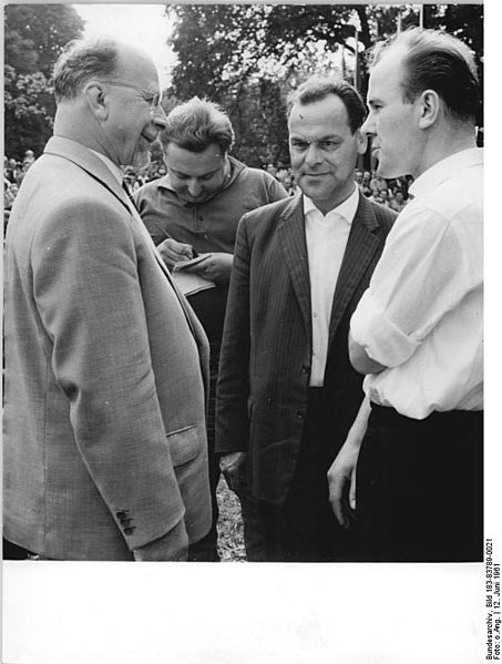 File:Bundesarchiv Bild 183-83789-0021, Magdeburg, 3. Arbeiterfestspiele, Walter Ulbricht im Gespräch.jpg