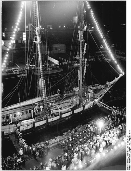 File:Bundesarchiv Bild 183-J0818-0025-001, Warnemünde, Segelschulschiff "Wilhelm Pieck", Nachts.jpg