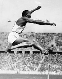 Bundesarchiv Bild 183-R96374, Berlin, Olympiade, Jesse Owens beim Weitsprung crop.jpg