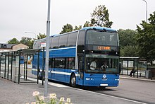 En dubbeldäckad stadsbuss i trafik i Sverige