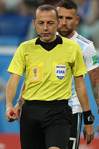 <span class="mw-page-title-main">Cüneyt Çakır</span> Turkish football referee