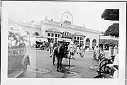 COLLECTIE TROPENMUSEUM Verkeer in de straat voor Hotel De Boer TMnr 60002837.jpg