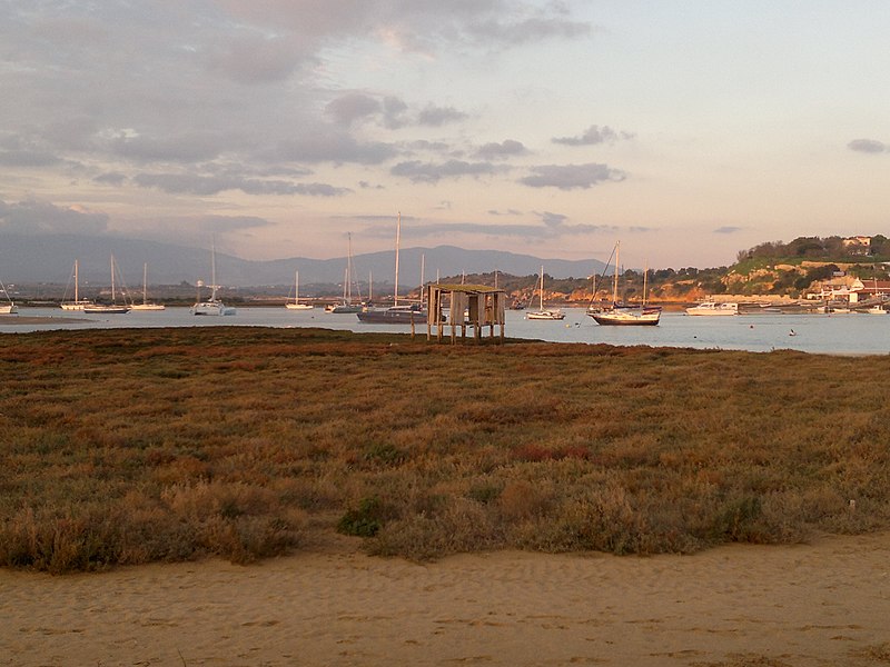 File:Cabana Alvor - panoramio.jpg