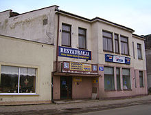 Foto van de oude bioscoop in Otwock van Calel Perechodnik en zijn vrouw, afgebeeld in 2008.