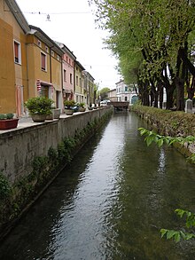 Il fiume Tartaro scorre nel centro abitato