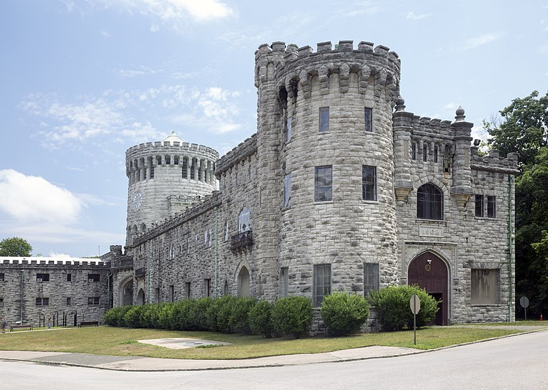 File:Castle Gould, western façade (July 2020).jpg