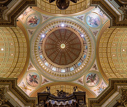 Cruzeiro da Catedral-basílica Maria Rainha do Mundo, Montreal, Canadá. Sua construção, executada por Ignace Bourget, começou em 1875 para substituir a antiga Catedral de Santiago de Montreal, alvo de um incêndio em 1852. O edifício é um modelo em escala da Basílica de São Pedro em Roma e a nova igreja foi consagrada em 1894. Em 2000, foi designada Sítio Histórico Nacional do Canadá (definição 6 497 × 5 506)