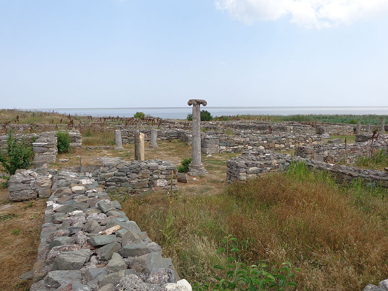 File:Cetatea Histria - satul Istria, comuna Istria (la 65 de km de Constanţa)- vedere interioara.JPG