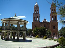 Chalchihuites – Kirche San Pedro Apóstol und Musikpavillon auf dem Zócalo