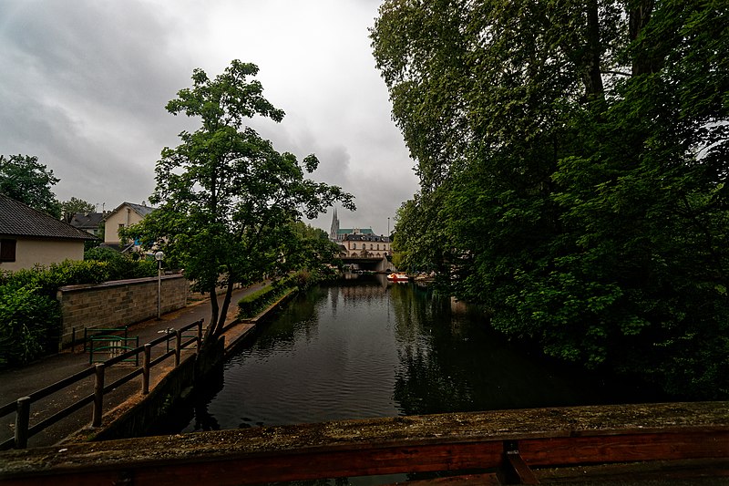 File:Chartres - Boulevard de la Courtille - Parc des Bords de l'Eure - View NE towards Chartres Cathedral 1205-71.jpg