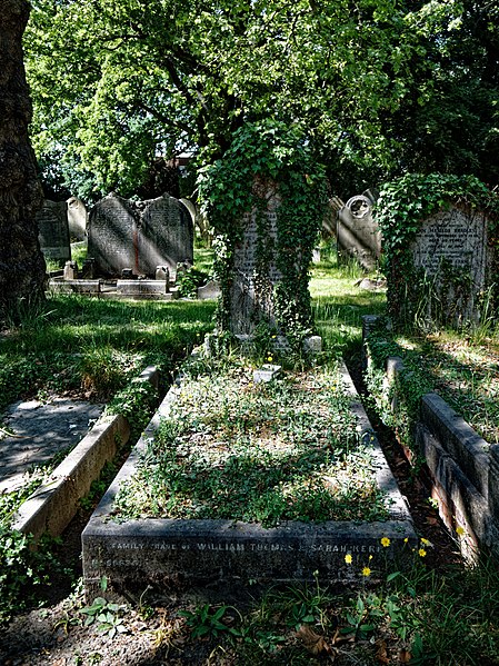 File:City of London Cemetery William Thomas and Sarah Kerr Family Grave 1 lighter.jpg