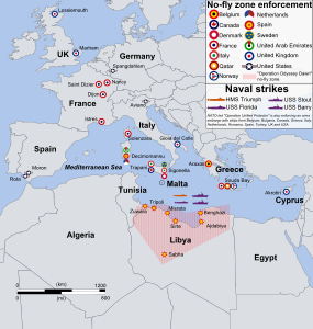 Mapa znázorňující události z koaličního zásahu v Libyi. Volně založeno na zdroji z BBC News