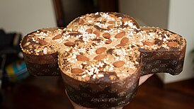 Un tipo de pastel de Pascua italiano espolvoreado con azúcar perla blanca gruesa.