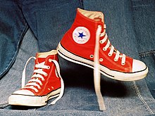 Photo d'une paire de chaussures Converse rouge.