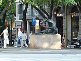 Català: Coqueta, coneguda popularment com La girafa. Rambla Catalunya amb av. Diagonal (Barcelona). Escultor: Josep Granyer, signada. Material: bronze. 1972. This is a photo of public art indexed in the cataloge Art Públic of Barcelona (Spain) under the code number 2029-1 (prefixed with territorial id: 08019/2029-1) Object location 41° 23′ 44.34″ N, 2° 09′ 25.96″ E  View all coordinates using: OpenStreetMap