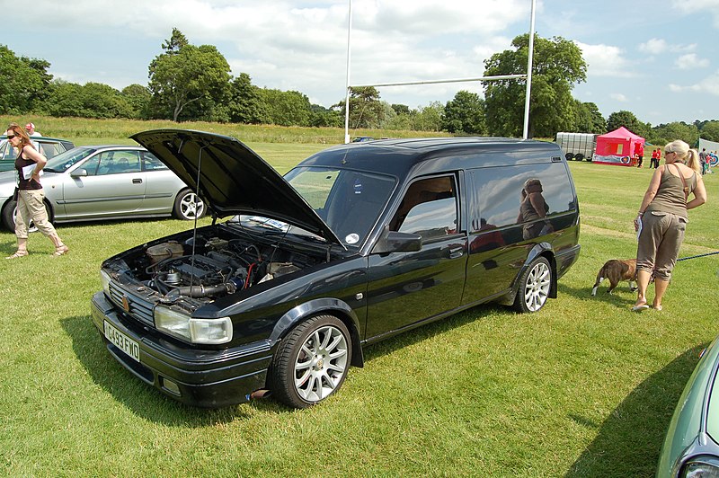 File:Corbridge Classic Car Show 2013 (9234266880).jpg