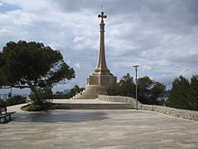 Commemorative cross in Santa Ponsa, where James's troops landed. The monument forms part of the decoration of the Paseo Calviá.