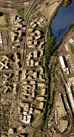 تصویر ماهواره ای از نماهای بلند در هم تنیده شهر کریستال.