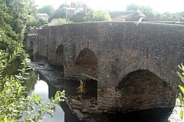 Oude stenen brug over de Culm.