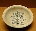 白釉藍彩陶器。9-10世紀、イラク