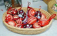 Jajka wielkanocne z Czech, wykonywane metodą ręcznego malowania farbami woskowymi - wersja czerwona English: Ester eggs from Czech, hand-painted with wax-based paints